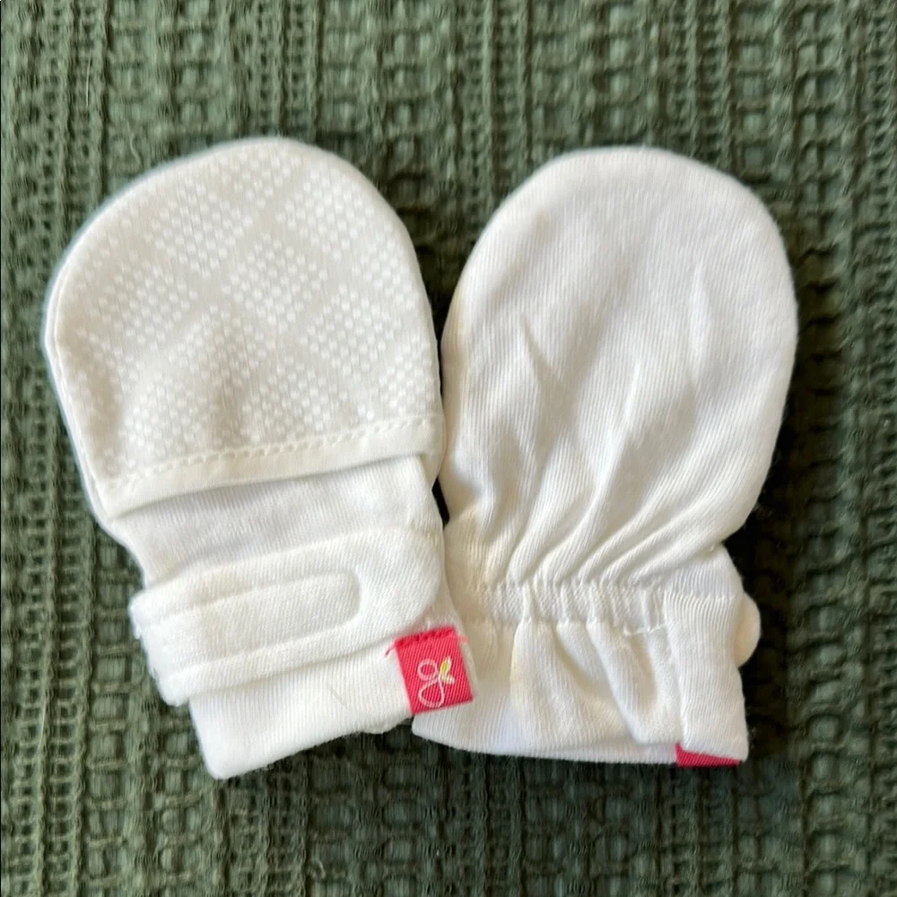 NWOT, 2 Pairs of Goumi Stay On Mitts